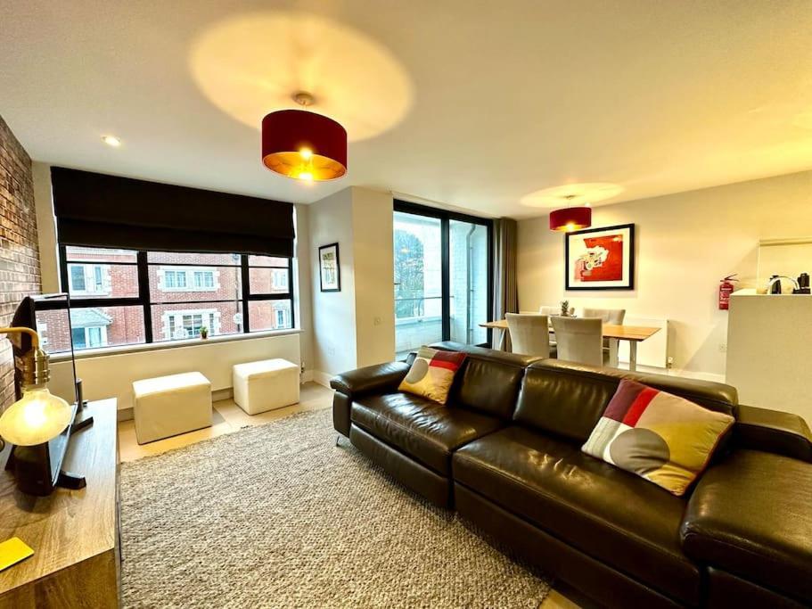 Beautiful New 2 Bedroom Apartment - Next To The Beach - Great Location - Free Parking - Fast Wifi - Smart Tv - Sleeps Up To 4! Close To Purbeck, Corfe Castle, Sandbanks, Poole & Bournemouth Swanage Exterior photo